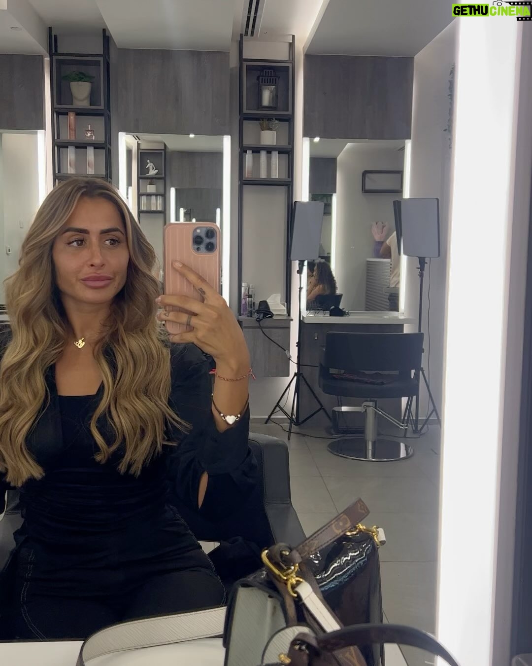 Marine El Himer Instagram - Après plus de 9h chez le coiffeur voici ma transformation capillaire 😃 Merci à @mehmet.samann pour sa patience, son professionnalisme,son soucis du détail et surtout de m’avoir supporter 🤭 •ceci n’est pas une collaboration commerciale ( quand un travail est satisfaisant il faut le dire ! 🫰🏽✔️ #hair #love #photooftheday #transformation