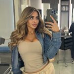 Marine El Himer Instagram – Quand tu sors dîner avec une tenue trop moulante 🤣