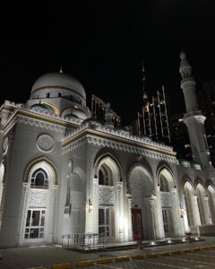 Marine El Himer Instagram - Que ce Ramadan soit celui qui guérira nos cœurs et nos âmes, Amin. A tous ceux qui souffrent en silence mais par dignité montrent un visage joyeux... Qu’Allah vous ouvrent les portes du bonheur 🤲🏽✨ #ramadan #2024