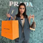 Marine El Himer Instagram – Les brunes comptent pas pour des prunes ☺️
5000€ de lots à gagner pour vous !
On vous gâtes avec @skinroyalacademie 🌟
Les lots :
📱 Lot 1 : Un iPhone 15
🛍 Lot 2 : Un sac Louis Vuitton
💄 Lot 3 : 450 € en cosmétiques de luxe, y compris parfum Hermès, coffret Saint Laurent, lipgloss Gisou, et bien plus encore
🌟 Lot 4 : 2 places pour intégrer @skinroyalacademie et créer ta marque de cosmétiques de A à Z !
Pour participer, c’est très simple :
🧚🏾TOUT D’ABORD LIKER MA PUBLICATION !
🧚🏾 Abonne toi à @skinroyalacademie
🧚🏾 Tague 3 amis en commentaire
🧚🏾 Partage ce post en story
📅 Les heureux gagnants seront annoncés le vendredi 12 avril sur mon comptes et @skinroyalacademie.
Bonne chance à toutes et à tous !! 💄
#collaborationcommerciale
#insta #love #photooftheday