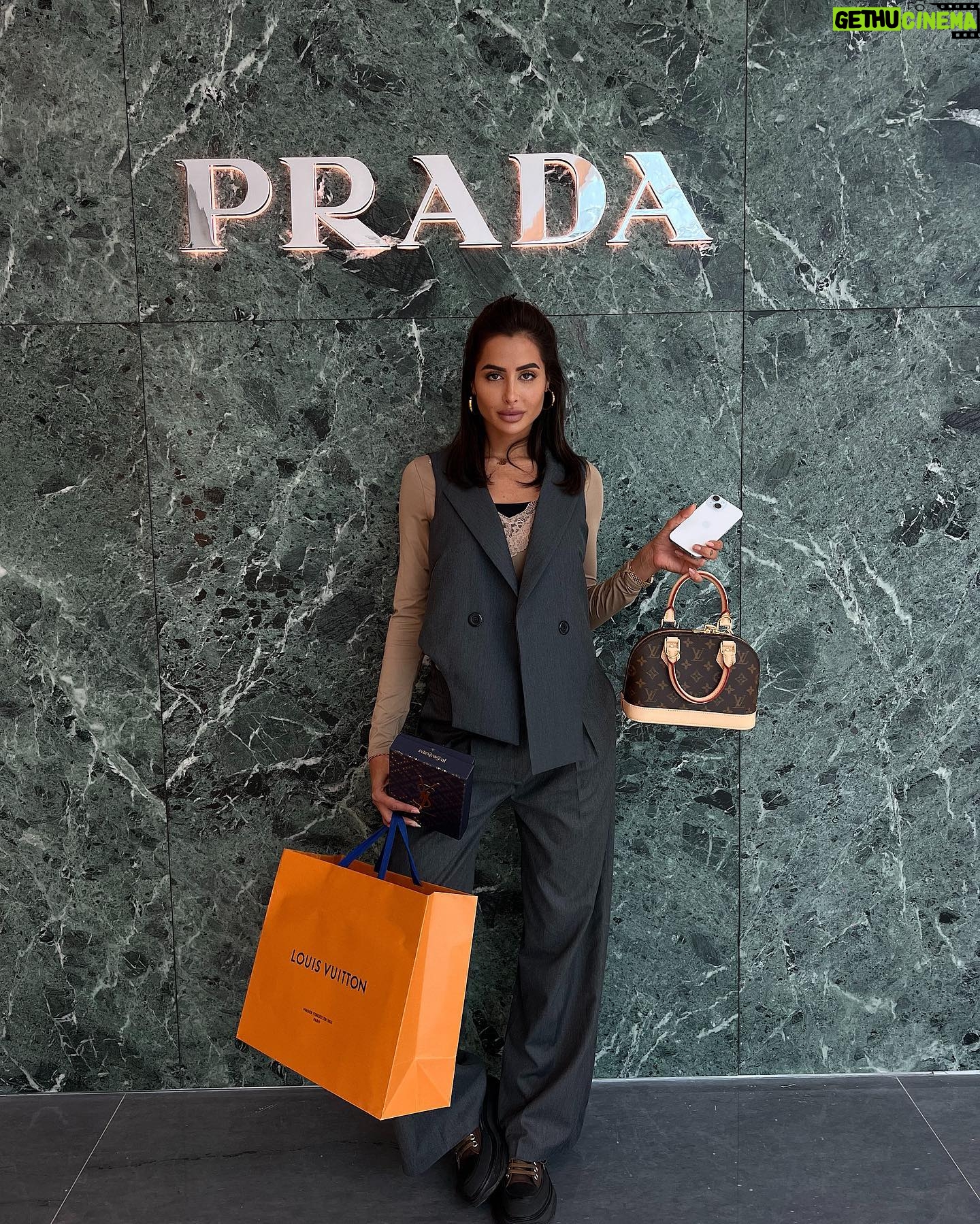 Marine El Himer Instagram - Les brunes comptent pas pour des prunes ☺️ 5000€ de lots à gagner pour vous ! On vous gâtes avec @skinroyalacademie 🌟 Les lots : 📱 Lot 1 : Un iPhone 15 🛍 Lot 2 : Un sac Louis Vuitton 💄 Lot 3 : 450 € en cosmétiques de luxe, y compris parfum Hermès, coffret Saint Laurent, lipgloss Gisou, et bien plus encore 🌟 Lot 4 : 2 places pour intégrer @skinroyalacademie et créer ta marque de cosmétiques de A à Z ! Pour participer, c’est très simple : 🧚🏾TOUT D’ABORD LIKER MA PUBLICATION ! 🧚🏾 Abonne toi à @skinroyalacademie 🧚🏾 Tague 3 amis en commentaire 🧚🏾 Partage ce post en story 📅 Les heureux gagnants seront annoncés le vendredi 12 avril sur mon comptes et @skinroyalacademie. Bonne chance à toutes et à tous !! 💄 #collaborationcommerciale #insta #love #photooftheday