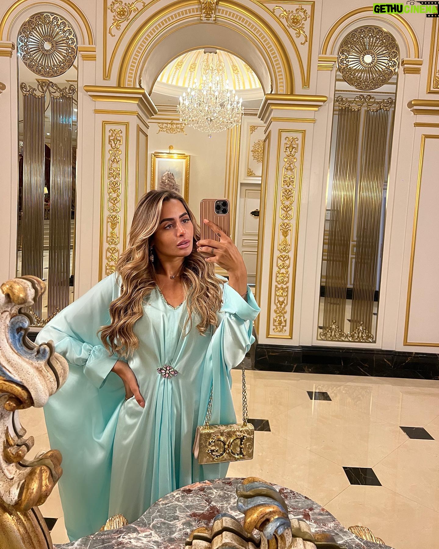 Marine El Himer Instagram - Princesse Jasmine 👸🏽🩵 Encore 5 princesses peuvent bénéficier de -20% sur ma dernière collection de gandoura @maryam.online.couture avec le code ✨ MARYAM ✨ 👇🏽 https://www.maryamonline.com #photooftheday #love #pretty •publicité