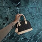 Marine El Himer Instagram – Les brunes comptent pas pour des prunes ☺️
5000€ de lots à gagner pour vous !
On vous gâtes avec @skinroyalacademie 🌟
Les lots :
📱 Lot 1 : Un iPhone 15
🛍 Lot 2 : Un sac Louis Vuitton
💄 Lot 3 : 450 € en cosmétiques de luxe, y compris parfum Hermès, coffret Saint Laurent, lipgloss Gisou, et bien plus encore
🌟 Lot 4 : 2 places pour intégrer @skinroyalacademie et créer ta marque de cosmétiques de A à Z !
Pour participer, c’est très simple :
🧚🏾TOUT D’ABORD LIKER MA PUBLICATION !
🧚🏾 Abonne toi à @skinroyalacademie
🧚🏾 Tague 3 amis en commentaire
🧚🏾 Partage ce post en story
📅 Les heureux gagnants seront annoncés le vendredi 12 avril sur mon comptes et @skinroyalacademie.
Bonne chance à toutes et à tous !! 💄
#collaborationcommerciale
#insta #love #photooftheday
