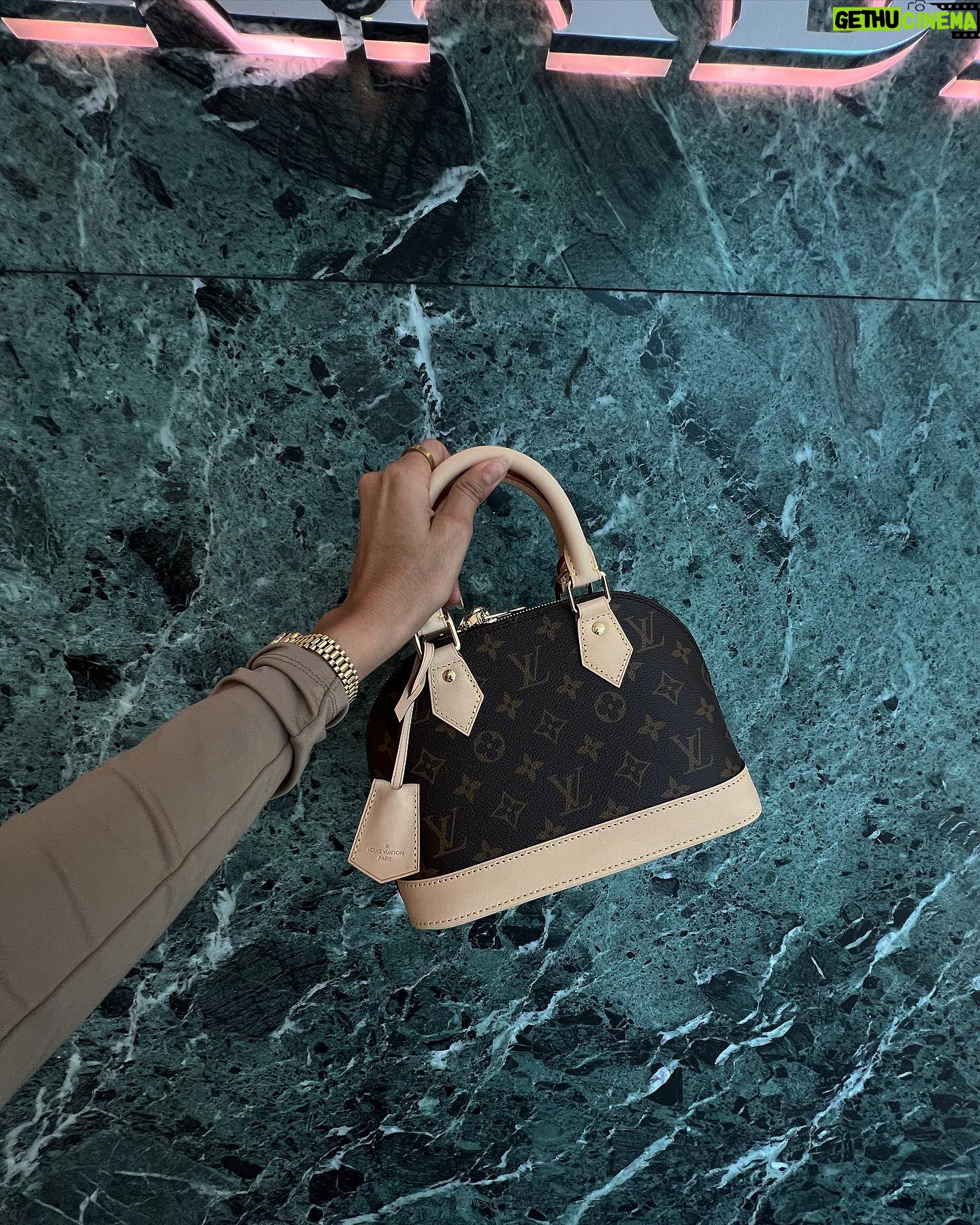 Marine El Himer Instagram - Les brunes comptent pas pour des prunes ☺️ 5000€ de lots à gagner pour vous ! On vous gâtes avec @skinroyalacademie 🌟 Les lots : 📱 Lot 1 : Un iPhone 15 🛍 Lot 2 : Un sac Louis Vuitton 💄 Lot 3 : 450 € en cosmétiques de luxe, y compris parfum Hermès, coffret Saint Laurent, lipgloss Gisou, et bien plus encore 🌟 Lot 4 : 2 places pour intégrer @skinroyalacademie et créer ta marque de cosmétiques de A à Z ! Pour participer, c’est très simple : 🧚🏾TOUT D’ABORD LIKER MA PUBLICATION ! 🧚🏾 Abonne toi à @skinroyalacademie 🧚🏾 Tague 3 amis en commentaire 🧚🏾 Partage ce post en story 📅 Les heureux gagnants seront annoncés le vendredi 12 avril sur mon comptes et @skinroyalacademie. Bonne chance à toutes et à tous !! 💄 #collaborationcommerciale #insta #love #photooftheday