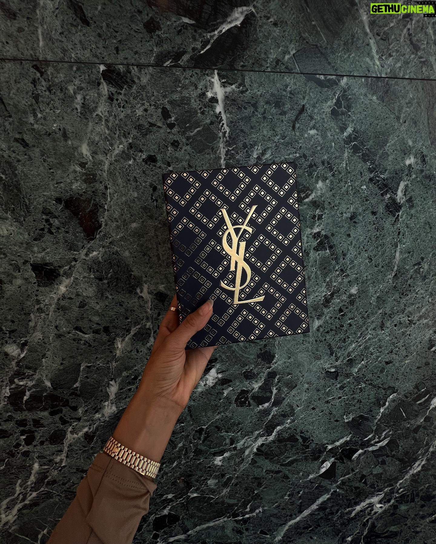 Marine El Himer Instagram - Les brunes comptent pas pour des prunes ☺️ 5000€ de lots à gagner pour vous ! On vous gâtes avec @skinroyalacademie 🌟 Les lots : 📱 Lot 1 : Un iPhone 15 🛍 Lot 2 : Un sac Louis Vuitton 💄 Lot 3 : 450 € en cosmétiques de luxe, y compris parfum Hermès, coffret Saint Laurent, lipgloss Gisou, et bien plus encore 🌟 Lot 4 : 2 places pour intégrer @skinroyalacademie et créer ta marque de cosmétiques de A à Z ! Pour participer, c’est très simple : 🧚🏾TOUT D’ABORD LIKER MA PUBLICATION ! 🧚🏾 Abonne toi à @skinroyalacademie 🧚🏾 Tague 3 amis en commentaire 🧚🏾 Partage ce post en story 📅 Les heureux gagnants seront annoncés le vendredi 12 avril sur mon comptes et @skinroyalacademie. Bonne chance à toutes et à tous !! 💄 #collaborationcommerciale #insta #love #photooftheday