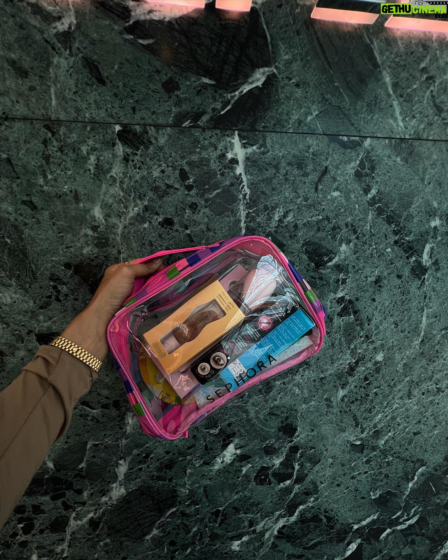 Marine El Himer Instagram - Les brunes comptent pas pour des prunes ☺️ 5000€ de lots à gagner pour vous ! On vous gâtes avec @skinroyalacademie 🌟 Les lots : 📱 Lot 1 : Un iPhone 15 🛍 Lot 2 : Un sac Louis Vuitton 💄 Lot 3 : 450 € en cosmétiques de luxe, y compris parfum Hermès, coffret Saint Laurent, lipgloss Gisou, et bien plus encore 🌟 Lot 4 : 2 places pour intégrer @skinroyalacademie et créer ta marque de cosmétiques de A à Z ! Pour participer, c’est très simple : 🧚🏾TOUT D’ABORD LIKER MA PUBLICATION ! 🧚🏾 Abonne toi à @skinroyalacademie 🧚🏾 Tague 3 amis en commentaire 🧚🏾 Partage ce post en story 📅 Les heureux gagnants seront annoncés le vendredi 12 avril sur mon comptes et @skinroyalacademie. Bonne chance à toutes et à tous !! 💄 #collaborationcommerciale #insta #love #photooftheday