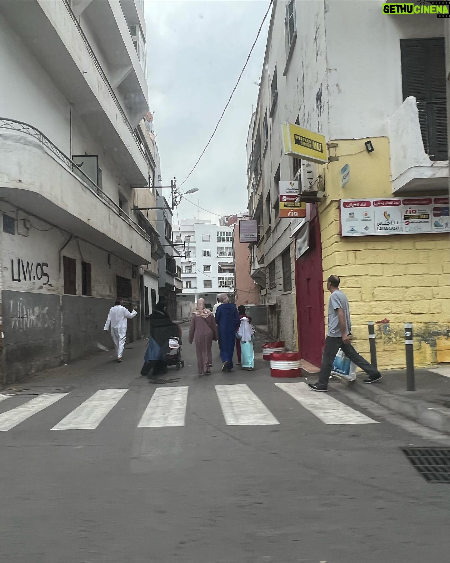 Marine El Himer Instagram - Perdues dans les rues envoûtantes du Maroc le sourire profond de cet enfant m'a enveloppé de chaleur, révélant la pureté de l'âme et la beauté de l’humanité de mon beau pays 🤲🏽🇲🇦