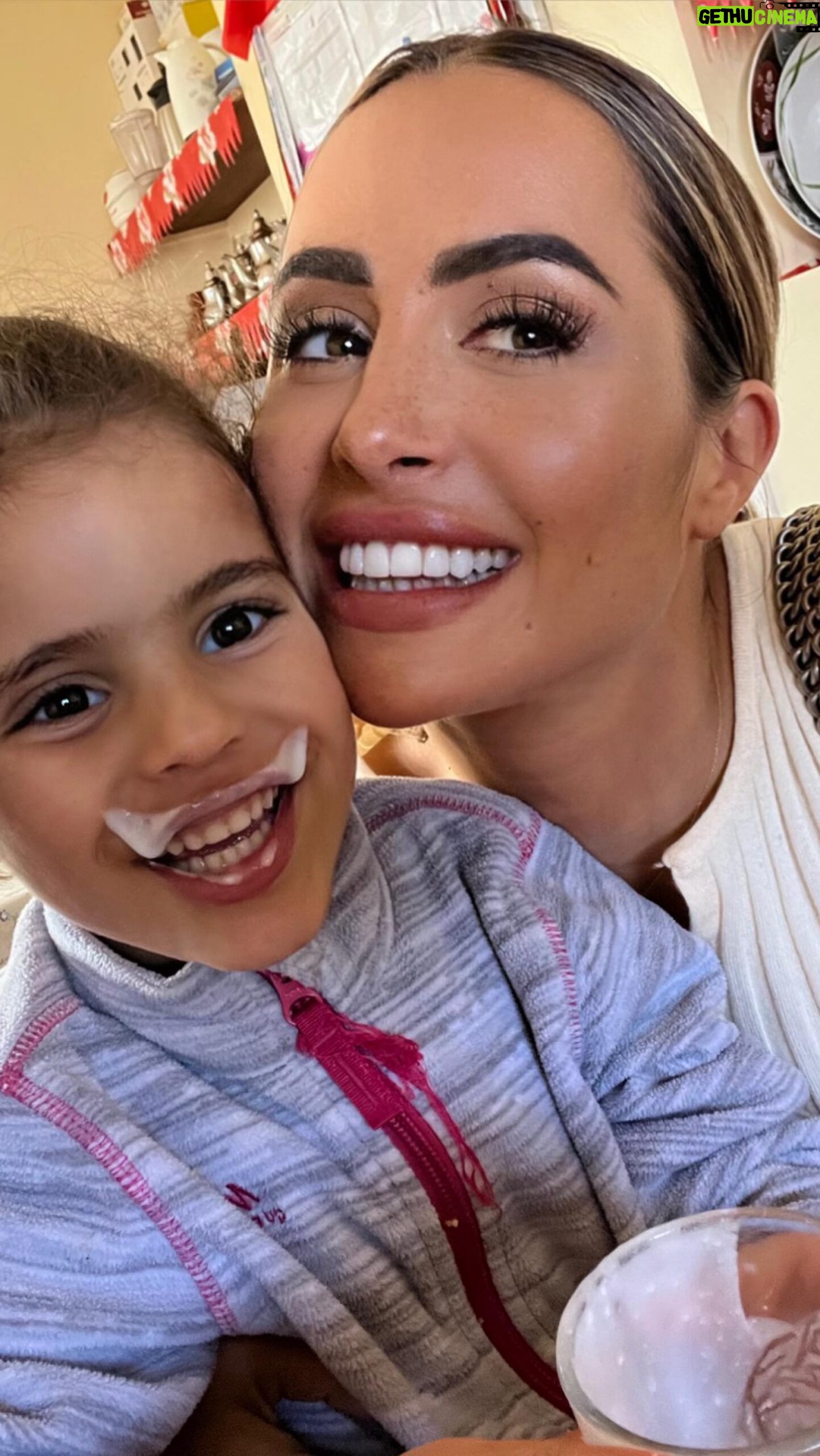 Marine El Himer Instagram - Ensemble, construisons leur un avenir meilleur 🤍🇲🇦 Vous m’avez suivi et accompagné à de nombreuses reprises à @sosvillagesdenfantsmaroc mon petit chez moi Marocain, là où plusieurs petits garçons et petites filles attendent un signe d’humanité, d’amour et d’espoir. Leur histoire est la mienne, ayant été abandonnée à la naissance par mon père. Pour avancer, j’ai dû faire des blessures du passé le moteur de ma mission d’aujourd’hui : celle de leur offrir une enfance plus heureuse et leur donner l’espoir en un monde meilleur 🤲🏽🤍