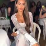 Marine El Himer Instagram - Je revois la ville en fête et en délire Suffoquant sous le soleil et sous la joie Et j’entends dans la musique les cris, les rires Qui éclatent et rebondissent autour de moi Et perdue parmi ces gens qui me bousculent Étourdie, désemparée, je reste là Quand soudain, je me retourne, il se recule Et la foule vient me jeter entre ses bras Emportés par la foule qui nous traîne Nous entraîne, écrasés l’un contre l’autre 🎶 💃🏽 #photooftheday #night #love