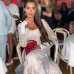Marine El Himer Instagram – Je revois la ville en fête et en délire
Suffoquant sous le soleil et sous la joie
Et j’entends dans la musique les cris, les rires
Qui éclatent et rebondissent autour de moi

Et perdue parmi ces gens qui me bousculent
Étourdie, désemparée, je reste là
Quand soudain, je me retourne, il se recule
Et la foule vient me jeter entre ses bras

Emportés par la foule qui nous traîne
Nous entraîne, écrasés l’un contre l’autre 🎶 💃🏽 

#photooftheday #night #love