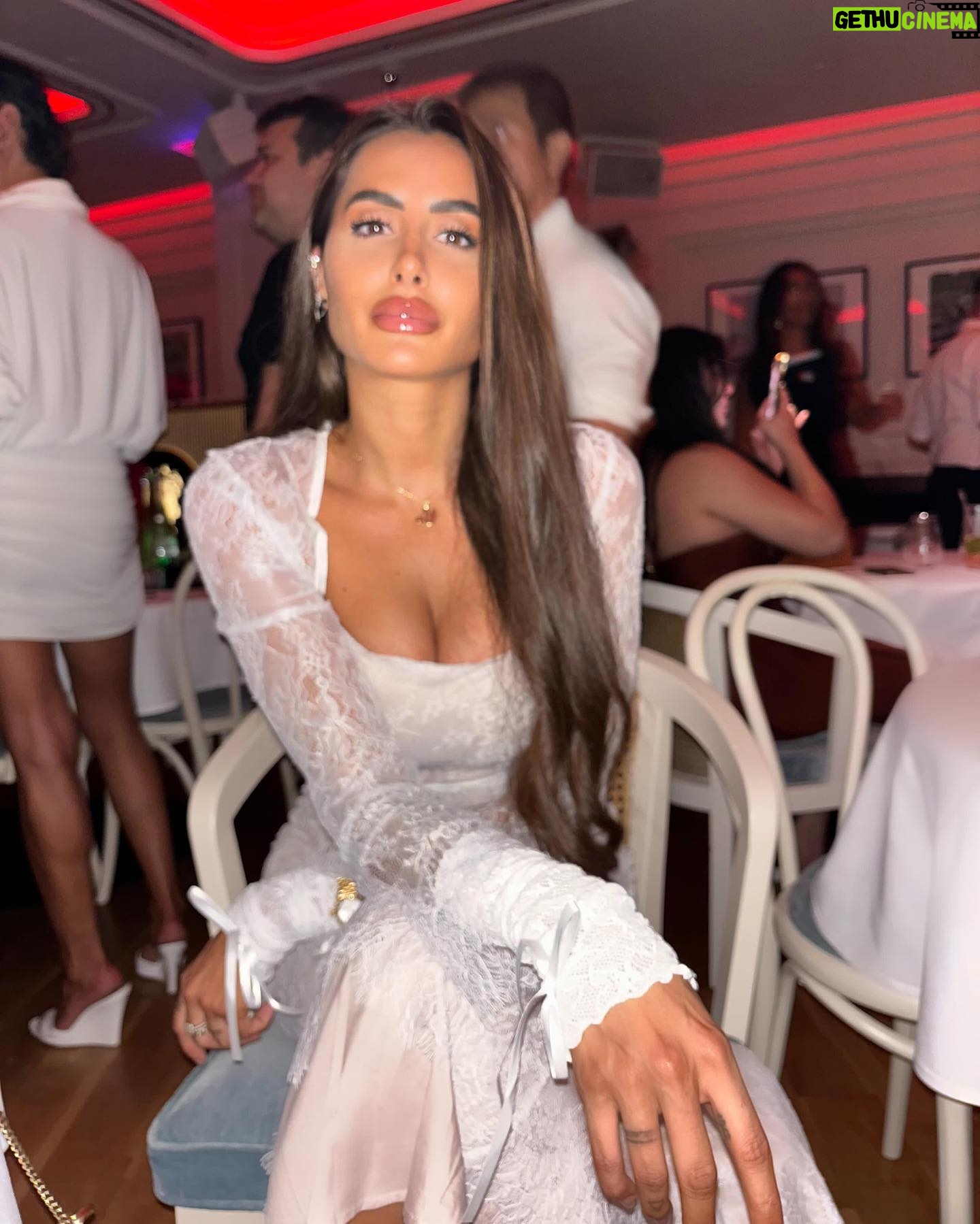 Marine El Himer Instagram - Je revois la ville en fête et en délire Suffoquant sous le soleil et sous la joie Et j’entends dans la musique les cris, les rires Qui éclatent et rebondissent autour de moi Et perdue parmi ces gens qui me bousculent Étourdie, désemparée, je reste là Quand soudain, je me retourne, il se recule Et la foule vient me jeter entre ses bras Emportés par la foule qui nous traîne Nous entraîne, écrasés l’un contre l’autre 🎶 💃🏽 #photooftheday #night #love