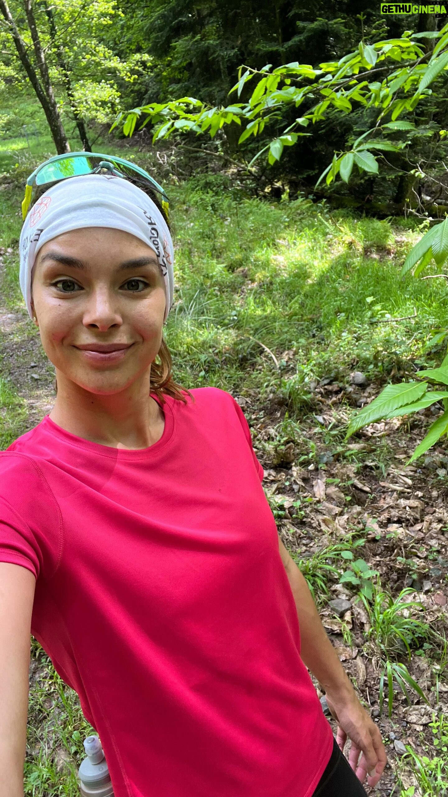 Marine Lorphelin Instagram - Ça commençait pourtant bien 😂🌿🏃🏽♀️ Les joies du trail : se perdre et finir dans la boue ! Mais QUEL KIFFE ! Avec la team @stan_gruau @dorian_louvet @goulven_ft @constantwdkr ☺️ #trail #alsace #courseapied