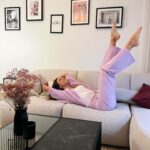 Marine Lorphelin Instagram - Se sentir bien chez soi, et sur ce canapé 😍 Bien installée, je vois la vie en rose 💕 Bon dimanche à tous ! Chill à la maison, sportif ou avec vos proches ? - produit offert @bobochicparis - #home #feelinggood #canapé #deco