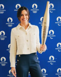 Marine Lorphelin Instagram - Quel honneur 🥹 @paris2024 🇫🇷 Si la petite Marine de 10 ans avait su… elle n’y aurait pas cru. Elle qui rêvait de devenir championne olympique. Porter la flamme olympique, c’est pour moi, vous l’aurez compris, un rêve d’enfant. Mais aussi un accomplissement en tant que femme. Et une grande fierté en tant que Française. Je vous donne rdv dans ma Bourgogne natale, le 12 juillet prochain à Dijon pour célébrer ensemble ce relai de la flamme olympique & vivre un moment historique pour notre pays ! 🥳 Merci au comité olympique, merci à Camille, merci à vous, car c’est grâce à vous que la petite Marine va réaliser son rêve. Jeu concours : Bravo à Isabelle Lafont qui sera aussi relayeuse de la flamme ! 👏🏽 #Paris2024 #Jeuxolympiques