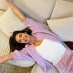 Marine Lorphelin Instagram – Se sentir bien chez soi, et sur ce canapé 😍 

Bien installée, je vois la vie en rose 💕
Bon dimanche à tous ! Chill à la maison, sportif ou avec vos proches ? 

– produit offert @bobochicparis – 
#home #feelinggood #canapé #deco