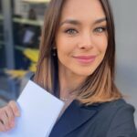 Marine Lorphelin Instagram - Dernier mois à 30 ans🤓🌸 Nouveaux challenges, nouvelles envies. Ma nouvelle vie professionnelle se dessine, doucement mais sûrement. La médecine me manque, j’y reviens. J’ai pris confiance en moi et je travaille pour mon projet professionnel. 1. Voir la vie en rose 🌸 2. Conférence Sport Santé Femmes avec @groupebpce 3. Tournage good vibes 💃🏾 avec la meilleure équipe ! 4. Et dans le train… 5. Coucou ! 6. Conférence santé des jeunes avec @chu_saintetienne 👩🏻‍⚕️ 7. Dédicaces de mon livre 📖 8. Ça bosse la thèse ! 9. Team rocket @webediafr @claralhgr 😘 10. Au magazine de la santé avec la pétillante @drdianakadouch !