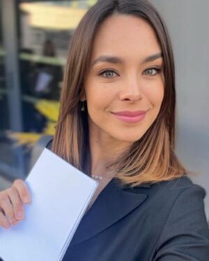 Marine Lorphelin Instagram - Dernier mois à 30 ans🤓🌸

Nouveaux challenges, nouvelles envies. Ma nouvelle vie professionnelle se dessine, doucement mais sûrement. La médecine me manque, j’y reviens. J’ai pris confiance en moi et je travaille pour mon projet professionnel. 

1. Voir la vie en rose 🌸
2. Conférence Sport Santé Femmes avec @groupebpce 
3. Tournage good vibes 💃🏾 avec la meilleure équipe ! 
4. Et dans le train… 
5. Coucou !
6. Conférence santé des jeunes avec @chu_saintetienne 👩🏻‍⚕️
7. Dédicaces de mon livre 📖
8. Ça bosse la thèse !
9. Team rocket @webediafr @claralhgr 😘
10. Au magazine de la santé avec la pétillante @drdianakadouch !