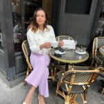 Marine Lorphelin Instagram - Une semaine réussie 🥰 (légèrement fatiguante 😅) 1.2.3 Dîner @breitling_france par les 3 copains Juan, Denny & Julien, au profit de @premiersdecordee. Avec une robe achetée 2h avant chez @liujo 🍇 4. Moins apprêtée mais trop motivée sur le parcours du marathon de Paris 😂 avec le coach @dorian_louvet & la pancarte @stan_gruau 🥰 5. Le sport pour faire du bien à son corps mais aussi à son esprit 🙏🏽@asicsrunning 6. Un tournage de running sous la pluie en tee shirt ? Ici c’est pas Marseille ça c’est sur 😂 @claralhgr 7. Une pause/pose s’impose 💗 pantalon crush @majeparis 8.9. Insomnie lever à 5H pour @telematin_officiel : heureusement qu’il y a le maquillage 😂 et une bonne ambiance dans l’équipe ! Haut rayé @guess short marin @claudiepierlot Pull orange @americanvintage_officiel 10. Un ti coucou aux Belges sur le salon du livre ! Pour dédicacer mon livre santé En pleine Forme 📖 Bon dimanche soir à tous !