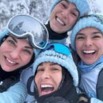 Marine Lorphelin Instagram - Le sourire en dit long sur cette aventure EXTRAORDINAIRE 😁🩵 Laponie x @defi_delles J2 - invitation - 1. L’arrivée de l’épreuve tout sourire avec mes warriors 🥰 2. Le ski de fond c’était duuuurrrr mais très plaisant ! 12km 270mD 3. Un câlin d’abord @christellekohlanta 😅🩵 (en fait elle m’a gentillement évité une énorme glissade sur la ligne de départ, merci pour ma dignité & cette solidarité 🙏🏽) 4. Mettez le son, c’est cadeau 😂 5. À taaaaaaable dans la bonne humeur ! 6. Moment magique à la rencontre des rennes 🛷 7. On l’a prénommé Big butt’ 🤭 Encore une journée magique… Entre dépassement de soi, partage & découvertes ! #laponie #defidelles #skidefond #rennes #raidpolaire