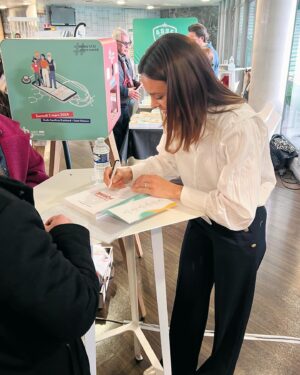 Marine Lorphelin Instagram - Dernier mois à 30 ans🤓🌸

Nouveaux challenges, nouvelles envies. Ma nouvelle vie professionnelle se dessine, doucement mais sûrement. La médecine me manque, j’y reviens. J’ai pris confiance en moi et je travaille pour mon projet professionnel. 

1. Voir la vie en rose 🌸
2. Conférence Sport Santé Femmes avec @groupebpce 
3. Tournage good vibes 💃🏾 avec la meilleure équipe ! 
4. Et dans le train… 
5. Coucou !
6. Conférence santé des jeunes avec @chu_saintetienne 👩🏻‍⚕️
7. Dédicaces de mon livre 📖
8. Ça bosse la thèse !
9. Team rocket @webediafr @claralhgr 😘
10. Au magazine de la santé avec la pétillante @drdianakadouch !