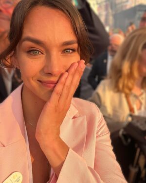 Marine Lorphelin Instagram - Historique 🤩🥹

Merci @paris2024 pour les frissons, pour la communion, lors de cette belle fête du sport & de l’olympisme ! 

Tellement fière d’être une de vos ambassadrices en portant le message du sport santé et du sport pour tous. 

Je n’oublierai jamais ce moment… 
Et les prochains s’annoncent aussi extraordinaires… ⛵️🔥

Un merci tout particulier à ma @camille.emie, Romain Lachens, @laurentericlelay & @francetelevisions 🙏🏽
