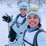 Marine Lorphelin Instagram - Le sourire en dit long sur cette aventure EXTRAORDINAIRE 😁🩵 Laponie x @defi_delles J2 - invitation - 1. L’arrivée de l’épreuve tout sourire avec mes warriors 🥰 2. Le ski de fond c’était duuuurrrr mais très plaisant ! 12km 270mD 3. Un câlin d’abord @christellekohlanta 😅🩵 (en fait elle m’a gentillement évité une énorme glissade sur la ligne de départ, merci pour ma dignité & cette solidarité 🙏🏽) 4. Mettez le son, c’est cadeau 😂 5. À taaaaaaable dans la bonne humeur ! 6. Moment magique à la rencontre des rennes 🛷 7. On l’a prénommé Big butt’ 🤭 Encore une journée magique… Entre dépassement de soi, partage & découvertes ! #laponie #defidelles #skidefond #rennes #raidpolaire