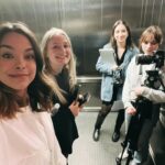 Marine Lorphelin Instagram - Dernier mois à 30 ans🤓🌸 Nouveaux challenges, nouvelles envies. Ma nouvelle vie professionnelle se dessine, doucement mais sûrement. La médecine me manque, j’y reviens. J’ai pris confiance en moi et je travaille pour mon projet professionnel. 1. Voir la vie en rose 🌸 2. Conférence Sport Santé Femmes avec @groupebpce 3. Tournage good vibes 💃🏾 avec la meilleure équipe ! 4. Et dans le train… 5. Coucou ! 6. Conférence santé des jeunes avec @chu_saintetienne 👩🏻‍⚕️ 7. Dédicaces de mon livre 📖 8. Ça bosse la thèse ! 9. Team rocket @webediafr @claralhgr 😘 10. Au magazine de la santé avec la pétillante @drdianakadouch !