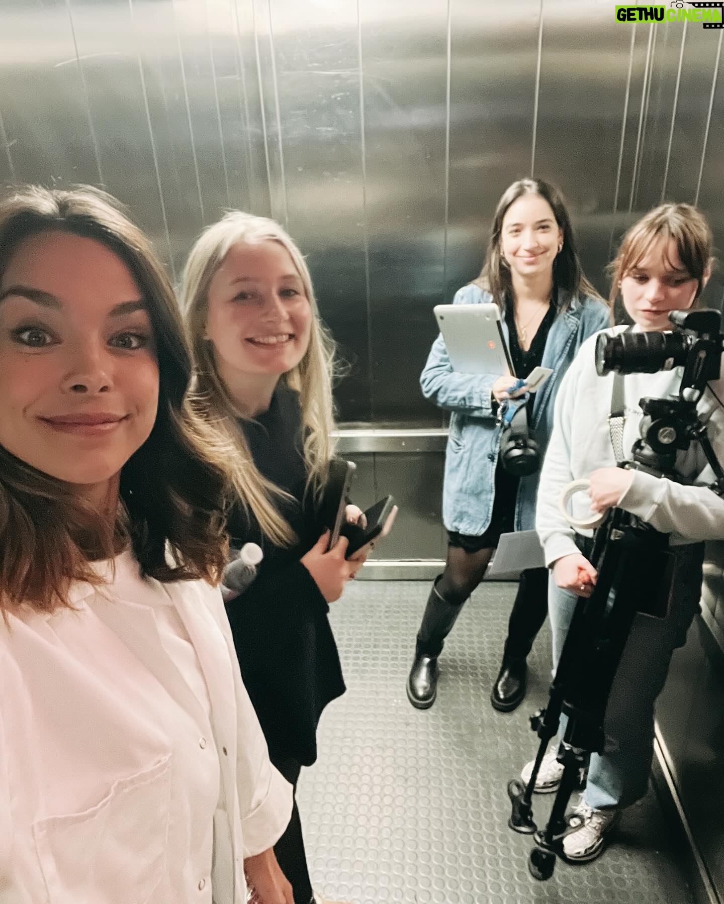 Marine Lorphelin Instagram - Dernier mois à 30 ans🤓🌸 Nouveaux challenges, nouvelles envies. Ma nouvelle vie professionnelle se dessine, doucement mais sûrement. La médecine me manque, j’y reviens. J’ai pris confiance en moi et je travaille pour mon projet professionnel. 1. Voir la vie en rose 🌸 2. Conférence Sport Santé Femmes avec @groupebpce 3. Tournage good vibes 💃🏾 avec la meilleure équipe ! 4. Et dans le train… 5. Coucou ! 6. Conférence santé des jeunes avec @chu_saintetienne 👩🏻⚕️ 7. Dédicaces de mon livre 📖 8. Ça bosse la thèse ! 9. Team rocket @webediafr @claralhgr 😘 10. Au magazine de la santé avec la pétillante @drdianakadouch !
