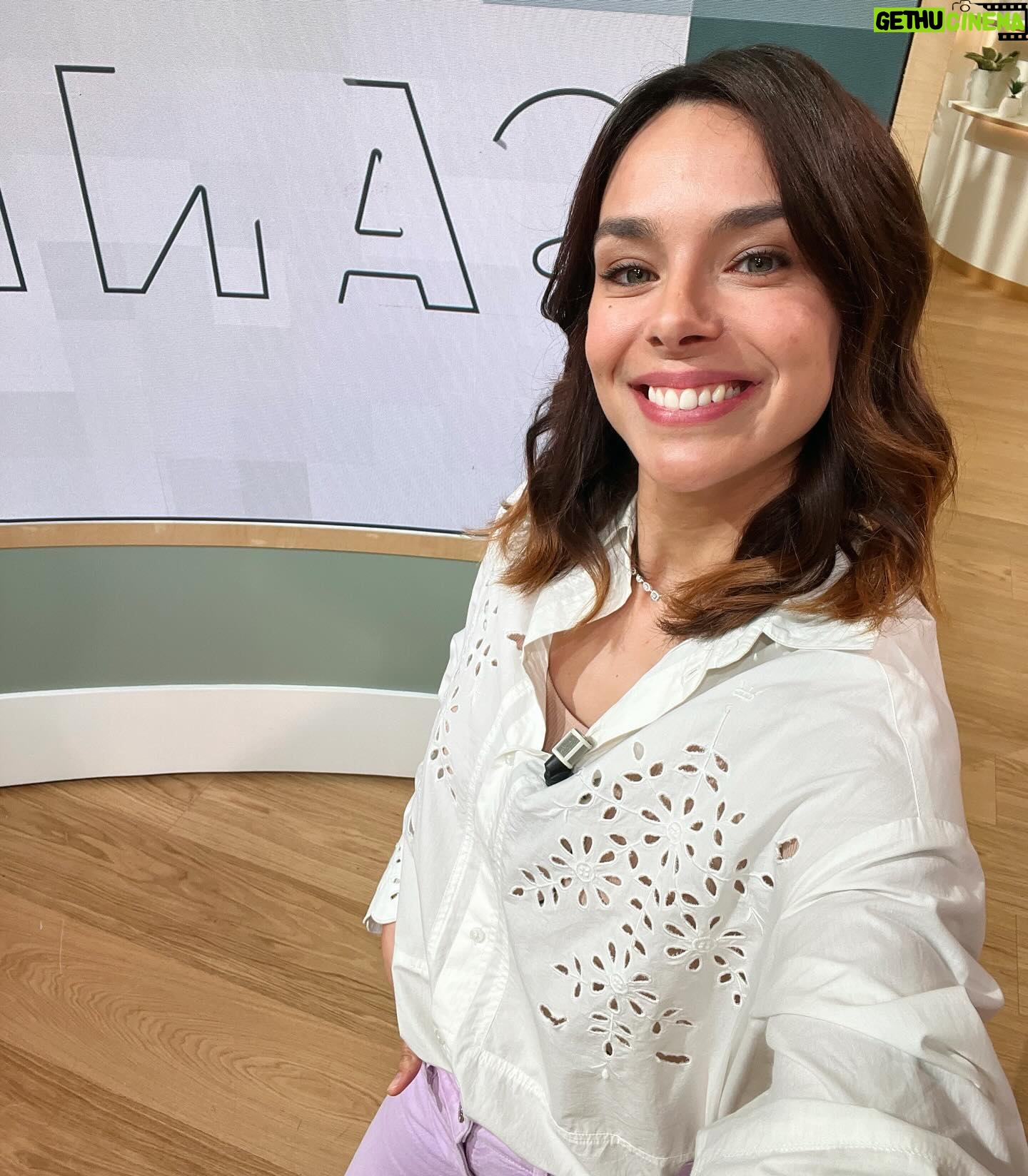 Marine Lorphelin Instagram - Une semaine studieuse à Paris 🤓 1. J’adore cette équipe 🥰 @telematin_officiel @carinneteyssandier @philippe.collignon @damienthevenot @emilietn 2. Mon look @zara bijoux @gena_jewelry ✨ 3. « Mille & une orchidées » au @jardindesplantesdeparis 4. Ma fleur @louannelorphelinoff 💗 5. Retrouvailles 🥹 @ysanoumea @spa.clemens 6. « Passeport » de Alexis Michalik au Théâtre de la Renaissance : MAGISTRAL 🎭 7. Magazine de la santé @allo.docteurs. Chemise @roseanna__officiel jean rose @majeparis 🌸 8. Soirée studieuse en préparation d’une conférence @laure.mattioli 🤓