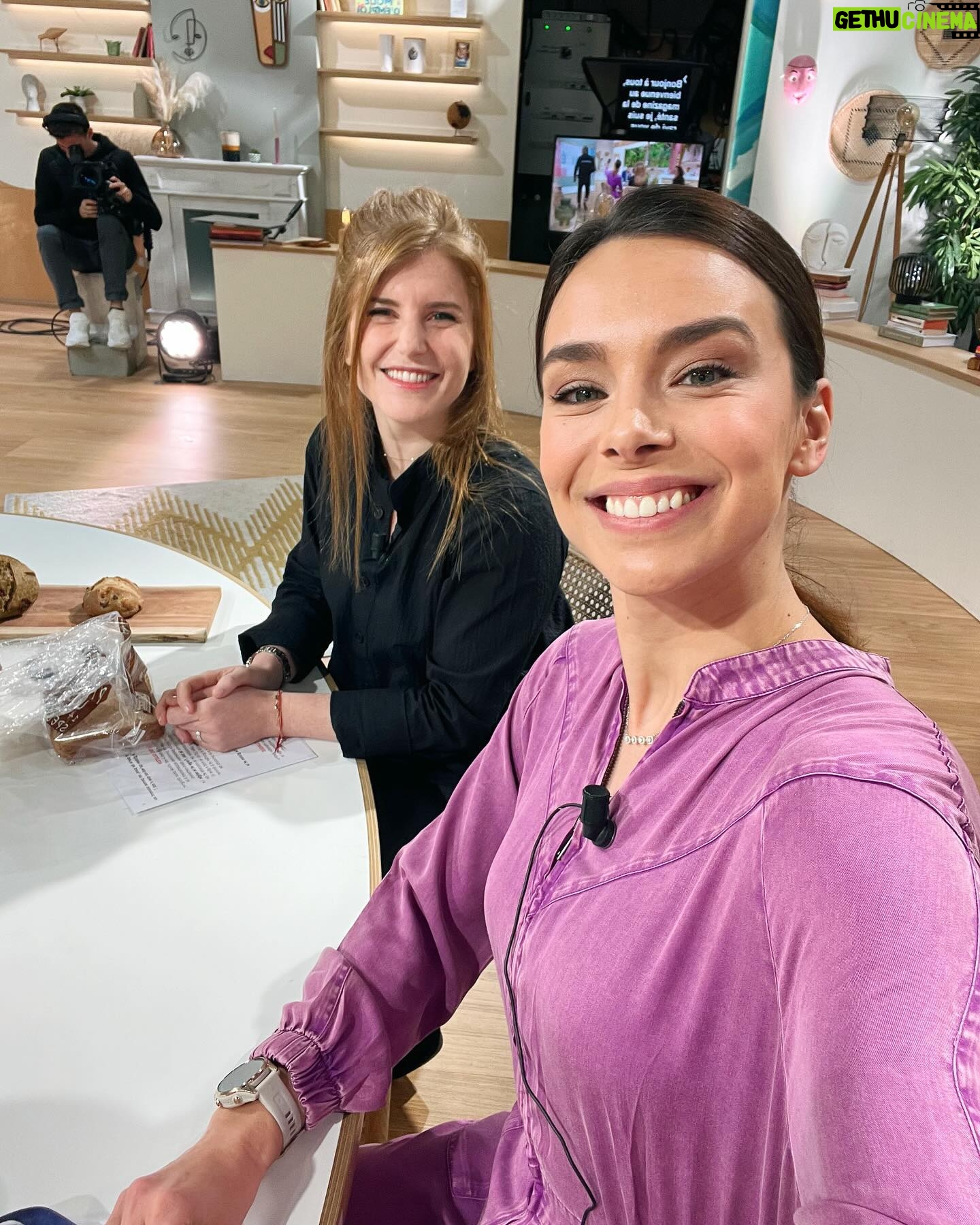 Marine Lorphelin Instagram - Dernier mois à 30 ans🤓🌸 Nouveaux challenges, nouvelles envies. Ma nouvelle vie professionnelle se dessine, doucement mais sûrement. La médecine me manque, j’y reviens. J’ai pris confiance en moi et je travaille pour mon projet professionnel. 1. Voir la vie en rose 🌸 2. Conférence Sport Santé Femmes avec @groupebpce 3. Tournage good vibes 💃🏾 avec la meilleure équipe ! 4. Et dans le train… 5. Coucou ! 6. Conférence santé des jeunes avec @chu_saintetienne 👩🏻⚕️ 7. Dédicaces de mon livre 📖 8. Ça bosse la thèse ! 9. Team rocket @webediafr @claralhgr 😘 10. Au magazine de la santé avec la pétillante @drdianakadouch !