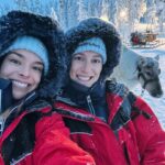 Marine Lorphelin Instagram - Le sourire en dit long sur cette aventure EXTRAORDINAIRE 😁🩵 Laponie x @defi_delles J2 - invitation - 1. L’arrivée de l’épreuve tout sourire avec mes warriors 🥰 2. Le ski de fond c’était duuuurrrr mais très plaisant ! 12km 270mD 3. Un câlin d’abord @christellekohlanta 😅🩵 (en fait elle m’a gentillement évité une énorme glissade sur la ligne de départ, merci pour ma dignité & cette solidarité 🙏🏽) 4. Mettez le son, c’est cadeau 😂 5. À taaaaaaable dans la bonne humeur ! 6. Moment magique à la rencontre des rennes 🛷 7. On l’a prénommé Big butt’ 🤭 Encore une journée magique… Entre dépassement de soi, partage & découvertes ! #laponie #defidelles #skidefond #rennes #raidpolaire