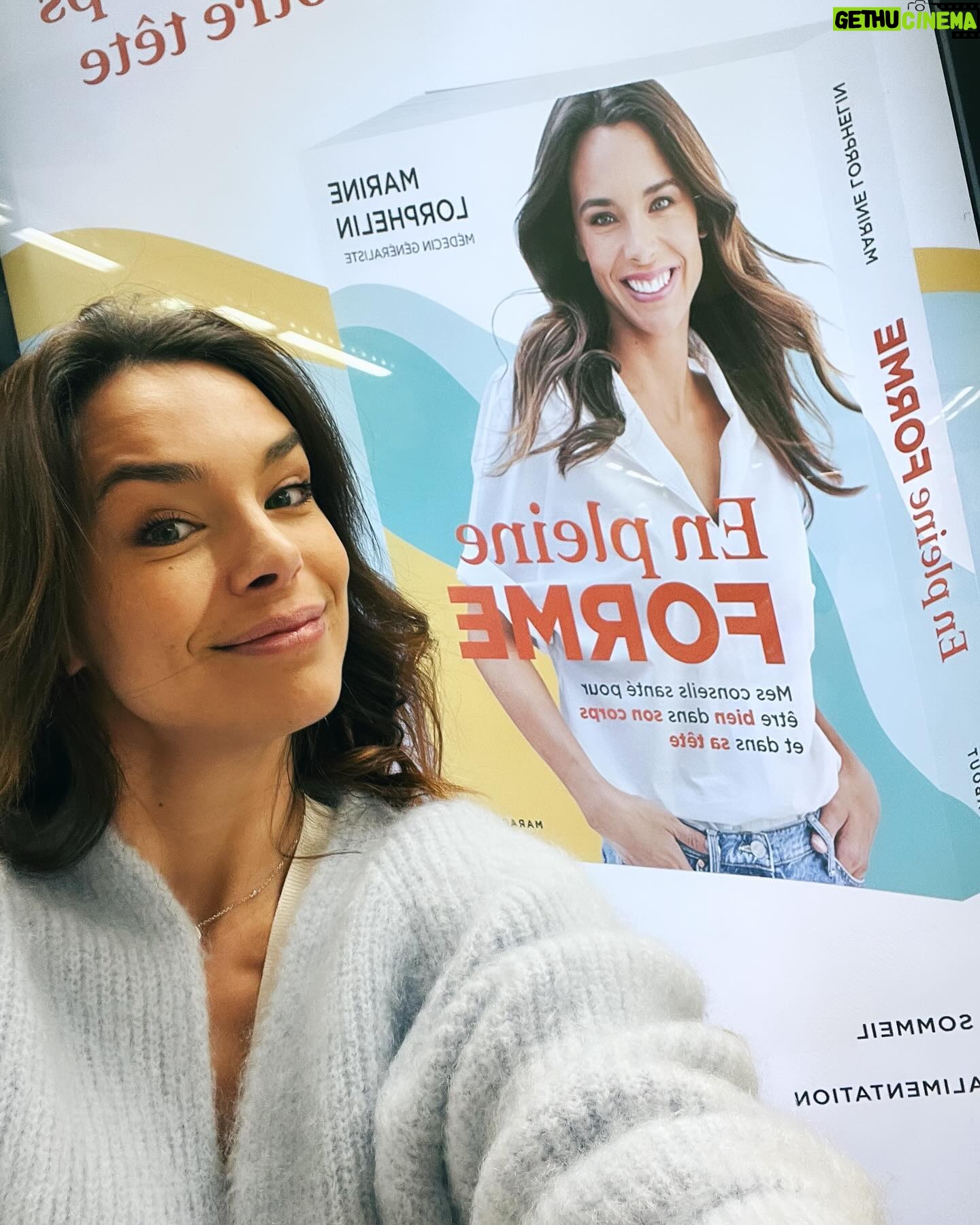 Marine Lorphelin Instagram - Voir mon livre dans le métro Parisien 😱🫣🥹🥳 Vous ne savez pas comme je suis reconnaissante de savoir que le livre a été lu, et sera lu. C’est la meilleure récompense pour celui/celle qui l’écrit ! 💗 C’était un défi de vous proposer un livre sur la prévention de votre santé physique et mentale, dans notre pays où malheureusement ces sujets ont longtemps été oubliés. ⚠️ Mais nous sommes aujourd’hui tous conscients de l’importance de prendre soin de sa santé le plus tôt possible, prévenir avant de guérir. 👩🏽⚕️ Et le médecin en moi est tellement ravie quand je lis vos retours 🙏🏽 « Je me suis remise au sport grâce au programme » « J’ai adopté quelques conseils et mon sommeil s’améliore » « j’ai changé mon alimentation et celle de ma famille » « je me sens moins seule face à mon anxiété » 📖 Ce guide « En pleine forme » est fait pour vous aider à comprendre votre santé, vous donner quelques conseils pratiques et vous accompagner vers le mieux être 🙌🏽 Merci @edition_marabout 😘 #livresante #prevention #medecine #conseilssante
