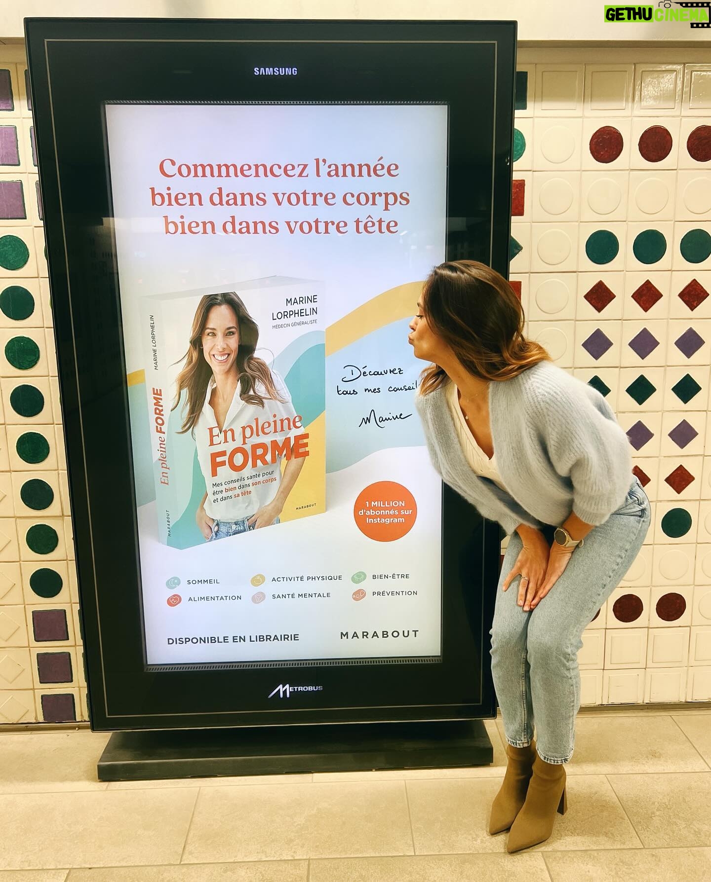 Marine Lorphelin Instagram - Voir mon livre dans le métro Parisien 😱🫣🥹🥳 Vous ne savez pas comme je suis reconnaissante de savoir que le livre a été lu, et sera lu. C’est la meilleure récompense pour celui/celle qui l’écrit ! 💗 C’était un défi de vous proposer un livre sur la prévention de votre santé physique et mentale, dans notre pays où malheureusement ces sujets ont longtemps été oubliés. ⚠️ Mais nous sommes aujourd’hui tous conscients de l’importance de prendre soin de sa santé le plus tôt possible, prévenir avant de guérir. 👩🏽⚕️ Et le médecin en moi est tellement ravie quand je lis vos retours 🙏🏽 « Je me suis remise au sport grâce au programme » « J’ai adopté quelques conseils et mon sommeil s’améliore » « j’ai changé mon alimentation et celle de ma famille » « je me sens moins seule face à mon anxiété » 📖 Ce guide « En pleine forme » est fait pour vous aider à comprendre votre santé, vous donner quelques conseils pratiques et vous accompagner vers le mieux être 🙌🏽 Merci @edition_marabout 😘 #livresante #prevention #medecine #conseilssante