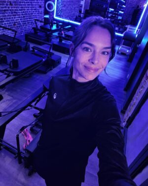 Marine Lorphelin Instagram - Premier récap : sport et émotions 🥹

1. Premier dossard après 7 mois de rééducation : 
10 kms de @geneve_marathon 🇨🇭j’avais envie, j’avais hâte mais j’avais peur. 
Un parcours agréable, une jolie montée de 2 kms, et une sacrée descente, qui m’a un peu secouée, marche 30 sec, puis une arrivée en accélération. 
Bilan : pas de douleur, soulagement ! 54min 🏃🏽‍♀️ 

2. Retour au pilates : du renforcement en profondeur, pour retrouver du gainage👌🏽

3. Amour comme un sanglier, qui va chercher son record sur semi marathon 🚀😍 @stan_gruau 

4. Tellement contente… le sourire en dit long malgré la fatigue ! Merci pour l’ambiance @geneve_marathon !

5. Et un running GÉNIAL organisé par @asicsrunning avec toutes ces super nanas 🥹 partages, encouragements, sourires, tout ce qu’on aime ! Venez vous vider la tête tous les jeudis avec #ParisBougeTonEsprit ! 

6. Le dodo qui termine 2ème 🤩 @dorian_louvet la machiiiine 💪🏽

7. Le renfo chez le kiné… ça pique… mais il va falloir continuer encore, encore… 

#sport #running #emotions #courseapied