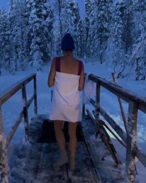 Marine Lorphelin Instagram - Laponie x @defi_delles : J1, je suis émerveillée 🥹
- Invitation -

1.2. 15kms de trail dans un décor irréel 🩵
3. Surprise : descente en luge au 12eme km 😂
4.5. Direction les saunas 🥰
6. Une bande de nanas en or 😘
7. @nini.lanternier & ses chaussettes direction le bain glacé 🥶
8. À mon tour ! Ps : j’ai adoré 👌🏽
9. Bonne nuit pays merveilleux 🥹

#laponie #experience #defidelles #magie #winterwonderland #trail