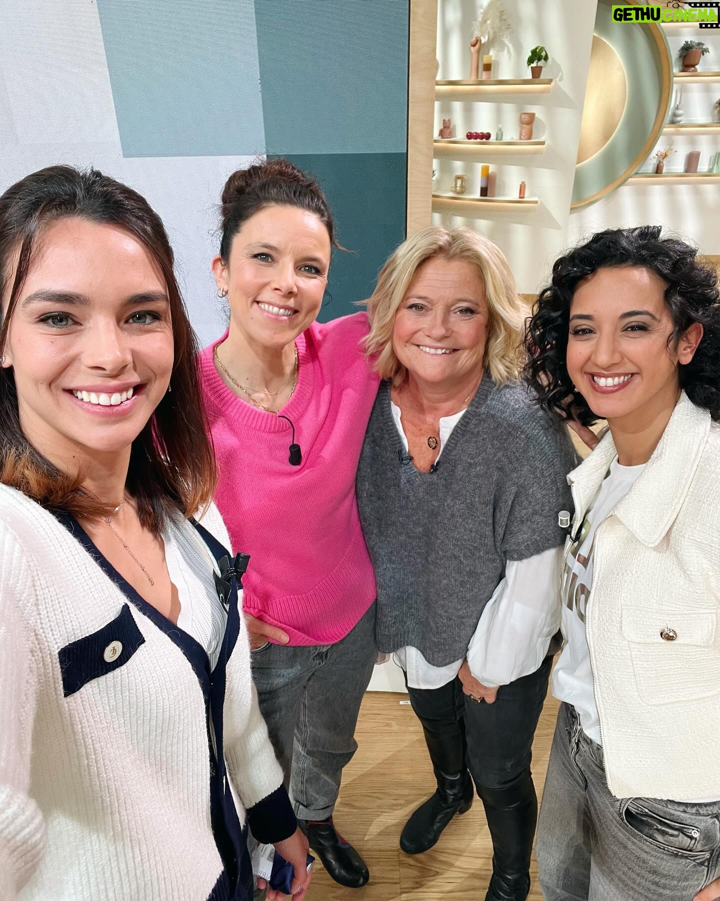 Marine Lorphelin Instagram - C’était cette semaine 🤗 1. Inauguration de @maisonladuree - look @paulandjoeparis 💕 2. La team de nanas du Magazine de la Santé 😘 @emma.strack.off @rymben_ameur @marinacarreredencausse - pull @i.codeofficial 3. Tournage @drgood_officiel - pull @wearefromfuture 🌲 4. Dur dur le réveil @telematin_officiel - pantalon @plume_paris_ & chemise @romee_paris 🪩 5. Team chroniqueurs @adrienrohard @sophievingadassalom - pull @plume_paris_ 🩵 #ootd #looks