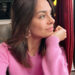 Marine Lorphelin Instagram - Dernier mois à 30 ans🤓🌸 Nouveaux challenges, nouvelles envies. Ma nouvelle vie professionnelle se dessine, doucement mais sûrement. La médecine me manque, j’y reviens. J’ai pris confiance en moi et je travaille pour mon projet professionnel. 1. Voir la vie en rose 🌸 2. Conférence Sport Santé Femmes avec @groupebpce 3. Tournage good vibes 💃🏾 avec la meilleure équipe ! 4. Et dans le train… 5. Coucou ! 6. Conférence santé des jeunes avec @chu_saintetienne 👩🏻‍⚕️ 7. Dédicaces de mon livre 📖 8. Ça bosse la thèse ! 9. Team rocket @webediafr @claralhgr 😘 10. Au magazine de la santé avec la pétillante @drdianakadouch !