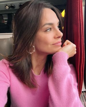 Marine Lorphelin Instagram - Dernier mois à 30 ans🤓🌸

Nouveaux challenges, nouvelles envies. Ma nouvelle vie professionnelle se dessine, doucement mais sûrement. La médecine me manque, j’y reviens. J’ai pris confiance en moi et je travaille pour mon projet professionnel. 

1. Voir la vie en rose 🌸
2. Conférence Sport Santé Femmes avec @groupebpce 
3. Tournage good vibes 💃🏾 avec la meilleure équipe ! 
4. Et dans le train… 
5. Coucou !
6. Conférence santé des jeunes avec @chu_saintetienne 👩🏻‍⚕️
7. Dédicaces de mon livre 📖
8. Ça bosse la thèse !
9. Team rocket @webediafr @claralhgr 😘
10. Au magazine de la santé avec la pétillante @drdianakadouch !