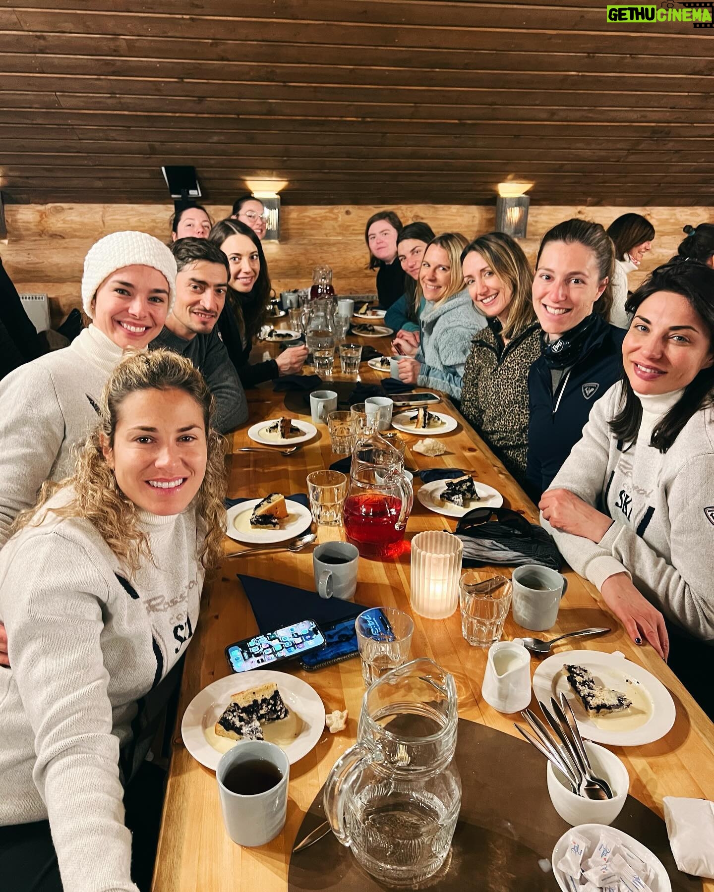 Marine Lorphelin Instagram - Laponie x @defi_delles : J3 dépassement de soi et émotions fortes 🥹 - invitation - 1. Une arrivée après 16kms de run & bike TELLEMENT DIFFICILE 🥹 larmichettes mais grande fierté ! Bravo à mon binôme qui a tenu bon au mental 💪🏽 2. Les girls trop heureuses d’avoir terminé cette course ! 3. Mon caneton ❤️ 4. Ces nanas en or, quelle belle rencontre ! Prêtes à affronter le froid à 8h du matin 😅 5. À taaaaaable, trop faiiiiim 🤤 6. Je meurs d’amour avec les bébés huskies alaska ! 7. Le chien de traîneau, une expérience MAGIQUE, un sentiment de liberté indescriptible 🐕 8. On a piloté le traîneau, quel kiffe ! Merci @defi_delles pour cette découverte de la Laponie Finlandaise, je n’oublierai jamais 🩵 #emotions #runandbike #depassementdesoi #laponie #chiendetraineau