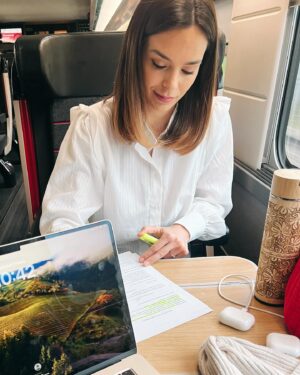 Marine Lorphelin Instagram - Dernier mois à 30 ans🤓🌸

Nouveaux challenges, nouvelles envies. Ma nouvelle vie professionnelle se dessine, doucement mais sûrement. La médecine me manque, j’y reviens. J’ai pris confiance en moi et je travaille pour mon projet professionnel. 

1. Voir la vie en rose 🌸
2. Conférence Sport Santé Femmes avec @groupebpce 
3. Tournage good vibes 💃🏾 avec la meilleure équipe ! 
4. Et dans le train… 
5. Coucou !
6. Conférence santé des jeunes avec @chu_saintetienne 👩🏻‍⚕️
7. Dédicaces de mon livre 📖
8. Ça bosse la thèse !
9. Team rocket @webediafr @claralhgr 😘
10. Au magazine de la santé avec la pétillante @drdianakadouch !