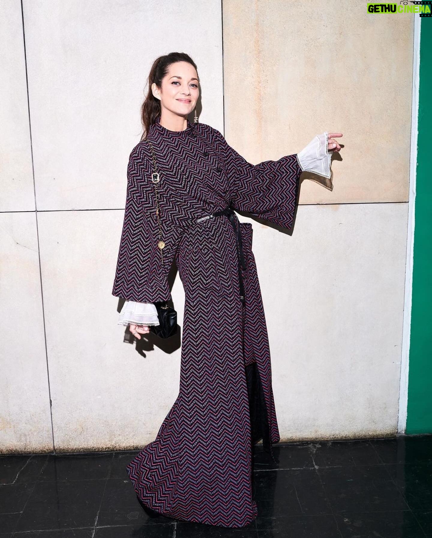 Marion Cotillard Instagram - Et ça fait zumba caféw @chanelofficial Partage de fringue avec @sch