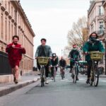 Marion Cotillard Instagram - Chère communauté, je vous invite à vous renseigner sur ce que ces jeunes gens font, à les soutenir si le cœur vous en dit et bien sûr à prendre part à l’action. @graine_de_possible @viel.hugo @pasquet.julie @stacy_algrain @mathis_fids @lougarcia01 et Agathe VOUS ÊTES TOUT SIMPLEMENT GÉNIAUX! Et je pèse mes mots! MERCI MERCI MERCI! Et merci à @raphaelglucksmann pour cette « mise en histoire » ✊🏼 #repost @raphaelglucksmann ・・・ 6 jeunes ont montré comment avec un peu d’imagination et des convictions, on peut renverser des montagnes (un Préfet de police ici, en l’occurrence!) et faire avancer ses idées. Voici leur histoire. @graine_de_possible @stacy_algrain @viel.hugo @lougarcia01 📸 @_nicolasdubois