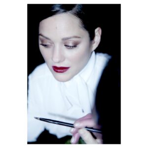 Marion Cotillard Instagram - New adventure 🖤🤍🖤
#N5
#CHANELFragrance
@chanelofficial 
📸 @eliottbliss