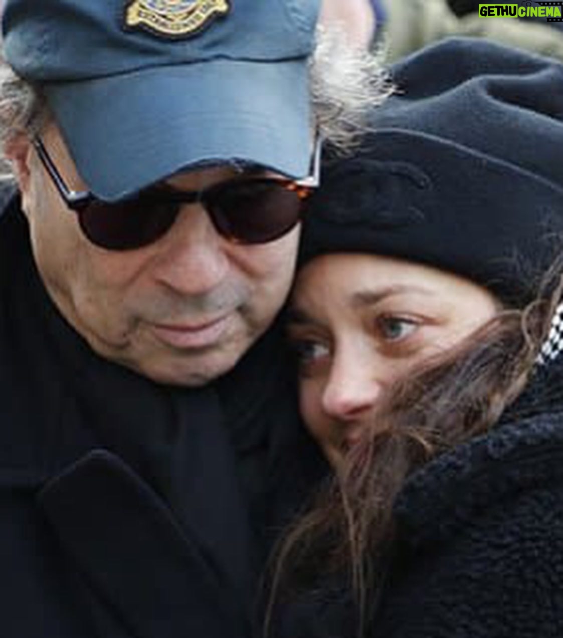 Marion Cotillard Instagram - Dennis J’avais 20 ans, tu m’as donné mon premier grand rôle. Chloé. Et Anna. Voyage en paix Amour . Je t’aime