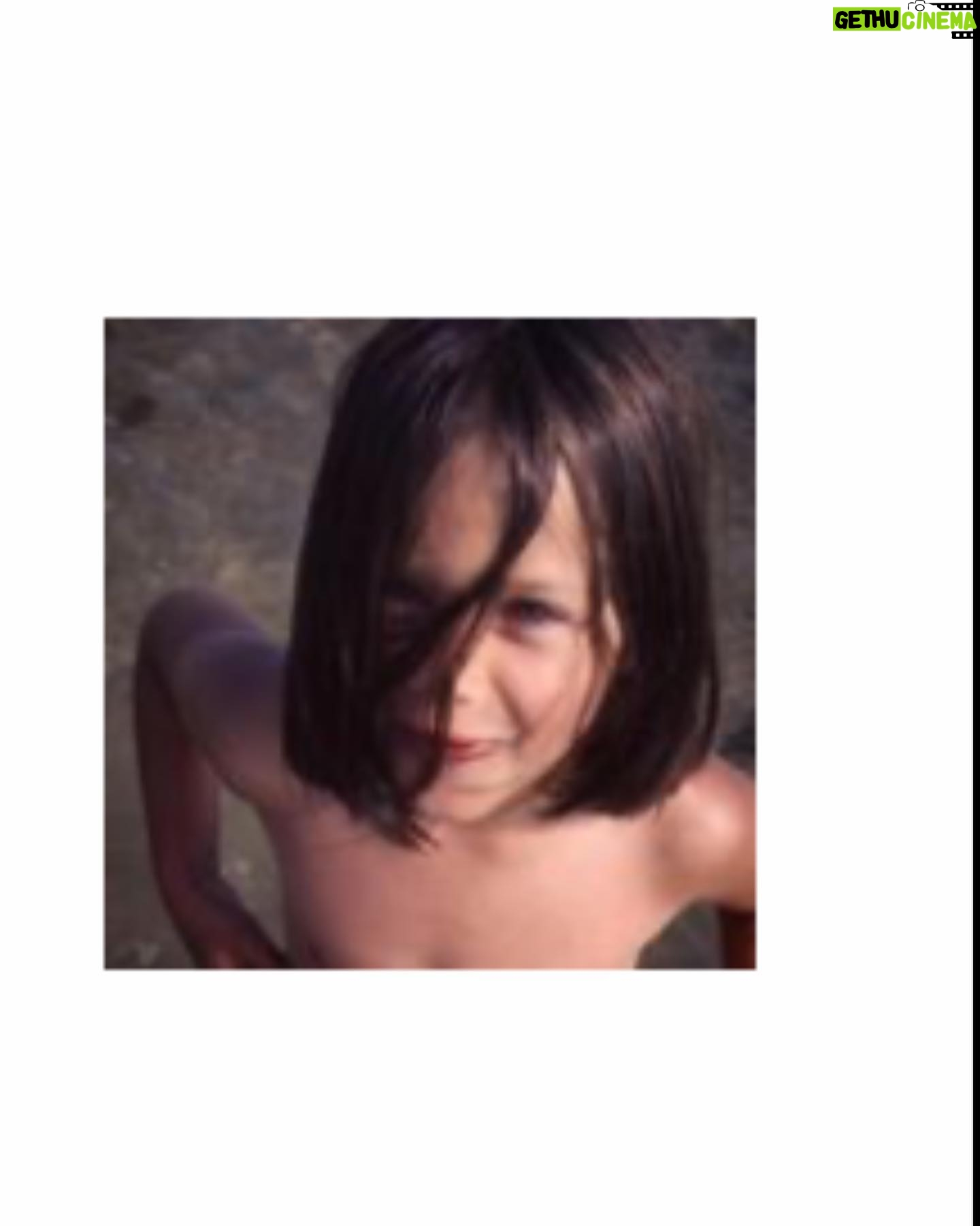 Marion Cotillard Instagram - 15 jours après avoir posté une photo de moi enfant pour remercier les gens de m’avoir souhaité mon anniversaire... ceci est arrivé.... On vit une époque formidable Hasta la vista @instagram 15 days after I posted this picture of me as a kid, to thank people for sending me birthday wishes.... THIS happened.... What a wonderful society we live in Hasta la vista @instagram