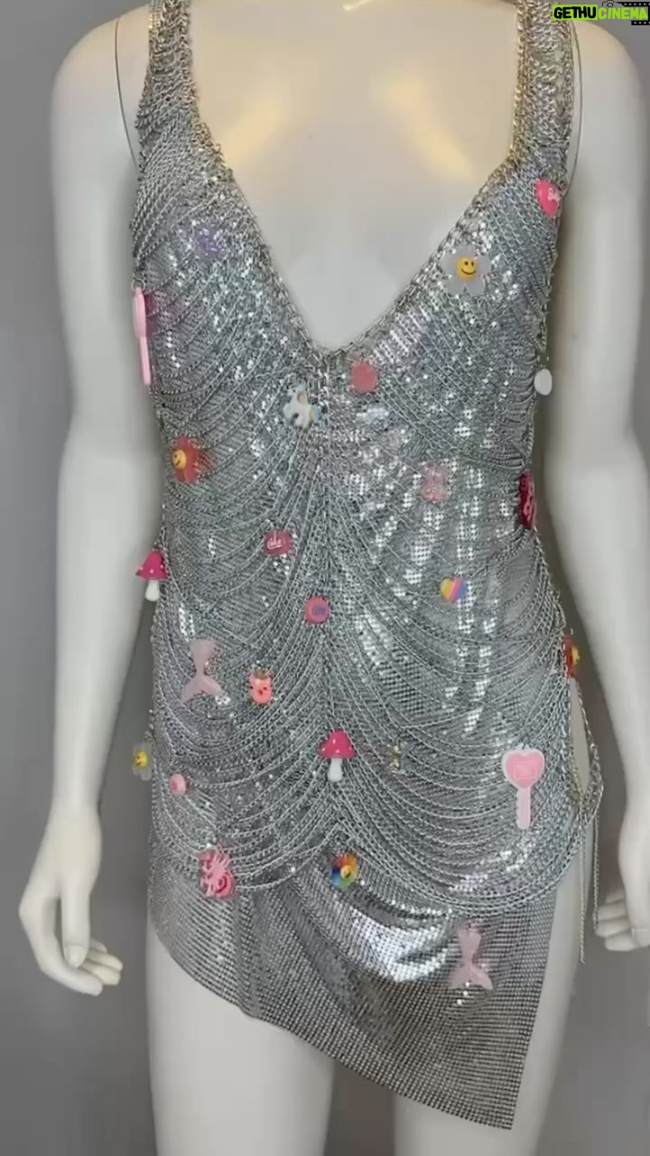 Maripily Instagram - En agradecimiento a todo el público que apoya a nuestra @maripilyoficial queremos darles un obsequio del estilo de uno de los vestidos que estuvo utilizando en “La Casa De Los Famosos”. Fecha del sorteo: Miércoles, 24 Abril - Miércoles, 1 Mayo Reglas para participar: 1. Tener cuenta pública. 2. Seguir la página oficial de @maripilyoficial y @luckylovebtq. 3. Menciona 5 amigas o amigos en los comentarios. 4. Subir este post en tu historia y etiquetarnos ambas cuentas para poder verlo y confirmar tu participación. *Primeras 150 personas que cumplan con todas las reglas* ¡Éxito a todo el público! ✨
