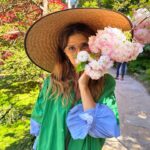 Marisa Tomei Instagram - A beautiful day @lotusland_gannawalska 🪷