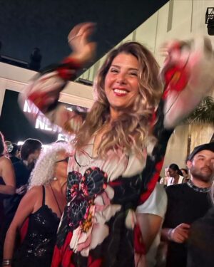 Marisa Tomei Instagram - Thanks the the brilliant @jameskaliardos for inviting me along to see @dollyparton, @mileycyrus and the best surprises @davidbyrneofficial and @siamusic with my soul sister @thereallisaleone in Miami 🥳🥳

Fun to run into @fayedunaway!

Happy New Year, lots of love xox