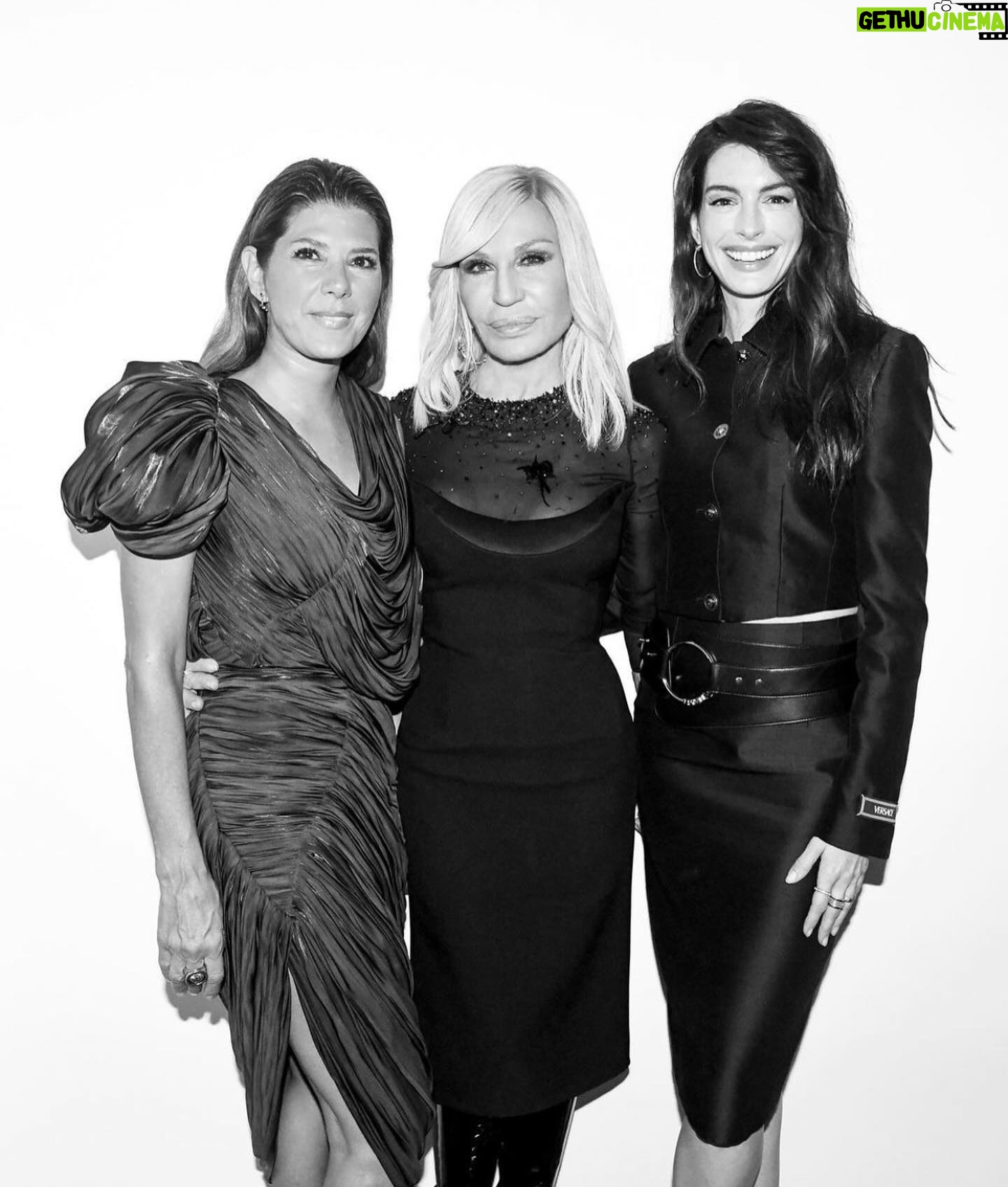 Marisa Tomei Instagram - Thank you @donatella_versace for a wonderful evening with brilliant women 🌹