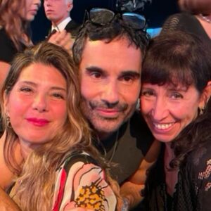 Marisa Tomei Instagram - Thanks the the brilliant @jameskaliardos for inviting me along to see @dollyparton, @mileycyrus and the best surprises @davidbyrneofficial and @siamusic with my soul sister @thereallisaleone in Miami 🥳🥳

Fun to run into @fayedunaway!

Happy New Year, lots of love xox